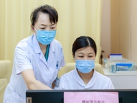 TENGZHOU, CHINA - AUGUST 17, 2023 - Geng Xingling, chief obstetrician, instructs a doctor to prescribe medicine in Tengzhou city, Shandong p...