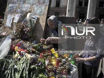 Ukraine, Odessa : Unidentified women light up candles outside the burnt trade union building in Odessa, Ukraine, May 8, 2014. More than 40 p...