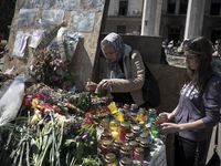 Ukraine, Odessa : Unidentified women light up candles outside the burnt trade union building in Odessa, Ukraine, May 8, 2014. More than 40 p...