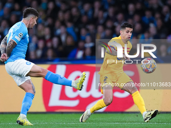 Joao Cancelo of FC Barcelona and Giovanni Di Lorenzo of SSC Napoli compete for the ball during the UEFA Champions League Round of 16 first l...