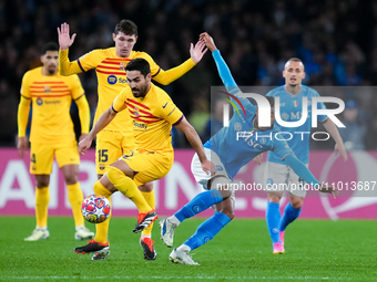 Jean Cajuste of SSC Napoli and Ilkay Gundogan of FC Barcelona compete for the ball during the UEFA Champions League Round of 16 first leg ma...
