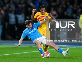 Jules Kounde' of FC Barcelona and Khvicha Kvaratskhelia of SSC Napoli compete for the ball during the UEFA Champions League Round of 16 firs...