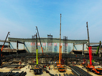 Construction workers are assembling steel structure roof trusses at the east station of Lushan Station of the Anjiu Section of the Beijing-H...