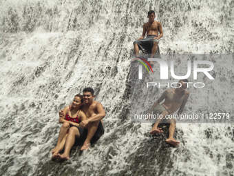 Local tourists bathe at the decommissioned Wawa Dam in the municipality of Rodriguez, Rizal province on World Water Day, 22 March 2016. The...