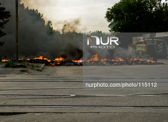 Insurgents set a baricade on fire in Slavianks trying to keep the Ukrainian army from moving. 