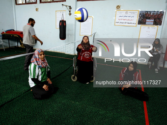 Disabled Palestinian volleyball of Women's a participates in Exercise a in Club Deir al-Balah in the central Gaza Strip on May 21, 2014. (