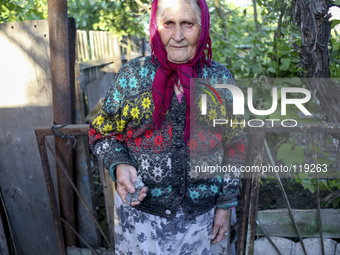 Patskan Zianida Vasilivna, an old woman aged of 70 in her house freshly destroy by an heavy shoot of artillery during the night (Photo by Mi...