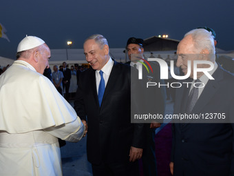 Pope Francis shakes hands with Israeli Prime Minister Benjamin Netanyahu (C) and Israeli President Shimon Peres (R) as he departs at Ben Gur...