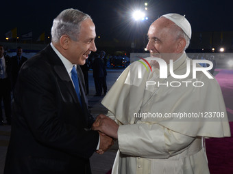 Pope Francis shakes hands with Israeli Prime Minister Benjamin Netanyahu as he departs at Ben Gurion International Airport in Tel Aviv, Isra...