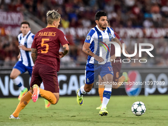 Porto's Mexican forward Jesus Corona (R) in action with Roma's Argentinian midfielder Leandro Paredes (L) during the UEFA Champions League p...