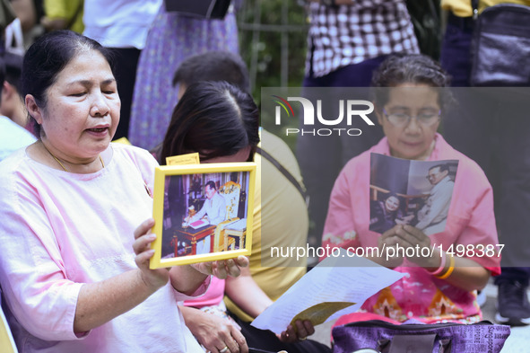 Thai citizens pray for the health of Thai King Bhumibol Adulyadej at the Siriraj Hospital in Bangkok, Thailand, Oct. 12, 2016. Thai King Bhu...