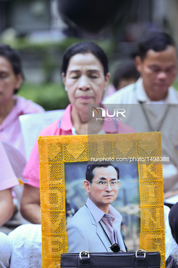 Thai citizens pray for the health of Thai King Bhumibol Adulyadej at the Siriraj Hospital in Bangkok, Thailand, Oct. 12, 2016. Thai King Bhu...