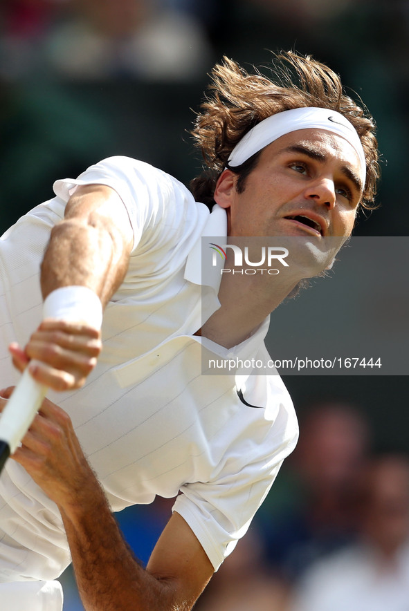 (140705) -- LONDON, July 5, 2014 () -- Roger Federer of Switzerland competes the men's singles semifinal match against Milos Raonic of Canad...