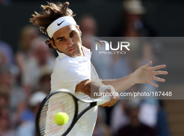 (140705) -- LONDON, July 5, 2014 () -- Roger Federer of Switzerland competes the men's singles semifinal match against Milos Raonic of Canad...