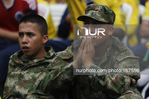 (140704) -- BOGOTA, July 4, 2014 () -- Colombian soldiers react while watching a quarter-finals match between Brazil and Colombia of 2014 FI...