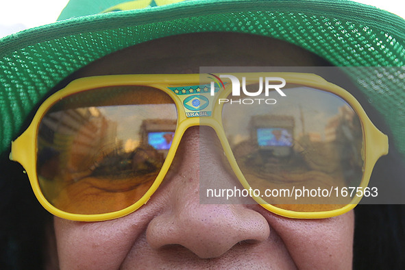 (140704) -- BRAZIL, SAO PAULO, July 4, 2014 () -- A fan watches a televised quarter-finals match between Brazil and Colombia of 2014 FIFA Wo...