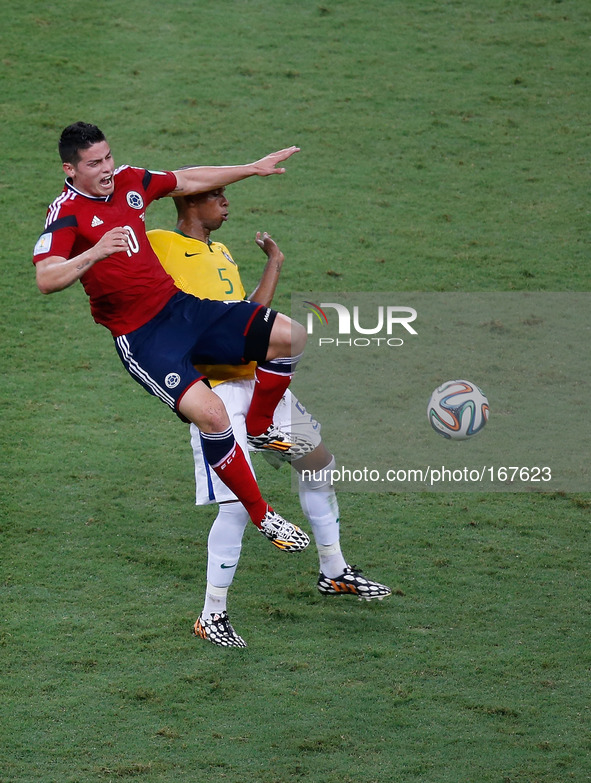 (140704) -- FORTALEZA, July 4, 2014 () -- Brazil's Fernandinho (R) vies with Colombia's James Rodriguez during a quarter-finals match betwee...