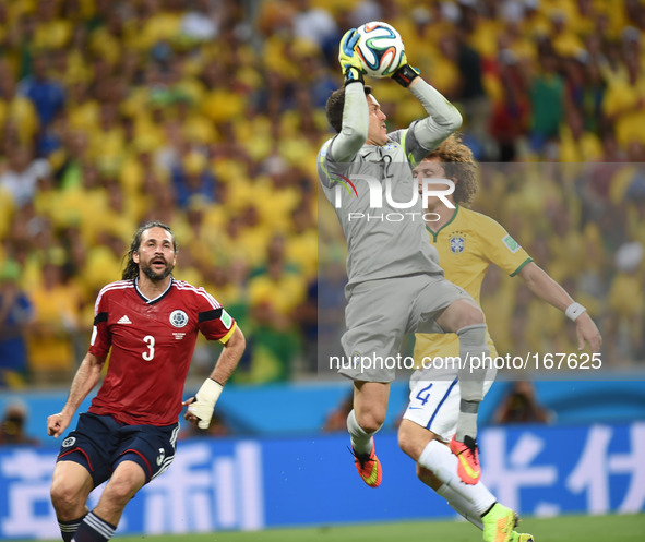 (140704) -- FORTALEZA, July 4, 2014 () -- Brazil's goalkeeper Julio Cesar (C) grabs the ball during a quarter-finals match between Brazil an...