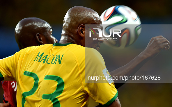(140704) -- FORTALEZA, July 4, 2014 () -- Brazil's Maicon (front) competes during a quarter-finals match between Brazil and Colombia of 2014...