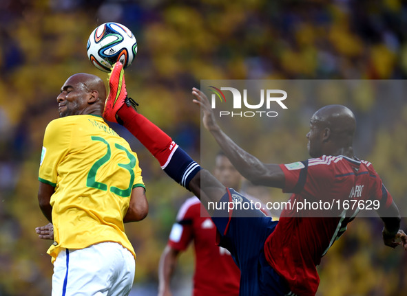 (140704) -- FORTALEZA, July 4, 2014 () -- Brazil's Maicon (L) vies with Colombia's Victor Ibarbo during a quarter-finals match between Brazi...