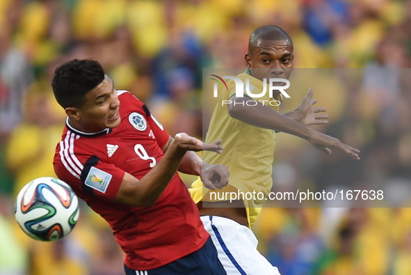 (140704) -- FORTALEZA, July 4, 2014 () -- Brazil's Fernandinho (R) vies with Colombia's Teofilo Gutierrez during a quarter-finals match betw...