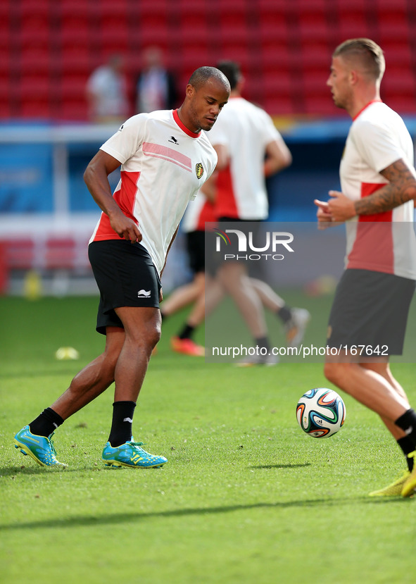 (140704) -- BRASILIA, July 4, 2014 () -- Belgium's Vincent Kompany (L) kicks the ball during a training session in Brasilia, Brazil, on July...