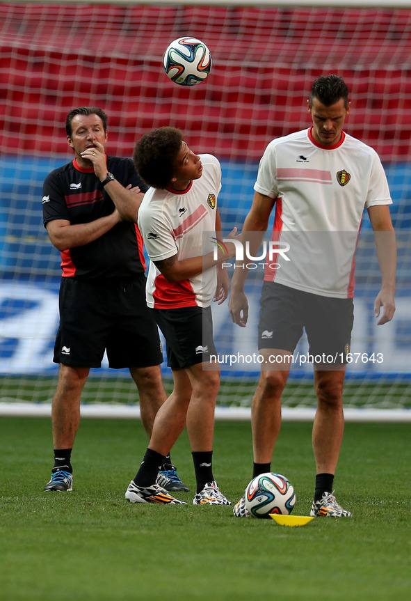 (140704) -- BRASILIA, July 4, 2014 () -- Belgium's Axel Witsel (C) heads the ball during a training session in Brasilia, Brazil, on July 4,...