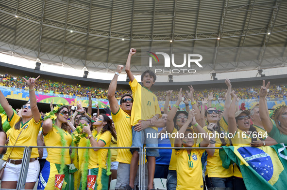 (140704) -- FORTALEZA, July 4, 2014 () -- Brazil's fans cheer before a quarter-finals match between Brazil and Colombia of 2014 FIFA World C...