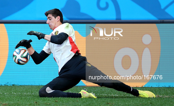 (140704) -- BRASILIA, July 4, 2014 () -- Belgium's goalkeeper Thibaut Courtois grabs the ball during a training session in Brasilia, Brazil,...