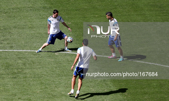 (140704) -- BRASILIA, July 4, 2014 () -- Argentina's Lionel Messi (L) passes the ball during a training session in Brasilia, Brazil, on July...