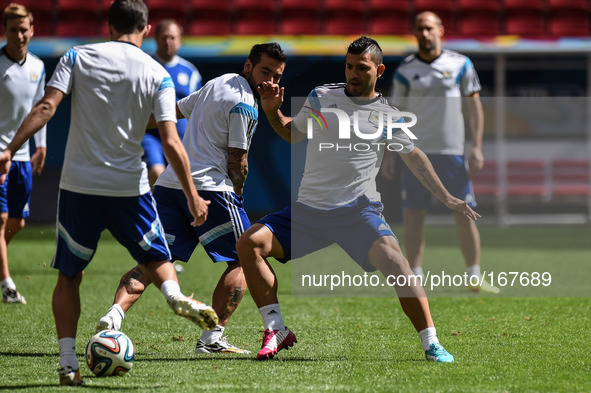 (140704) -- BRASILIA, July 4, 2014 () -- Argentina's Sergio Aguero (2nd R) competes during a training session in Brasilia, Brazil, on July 4...
