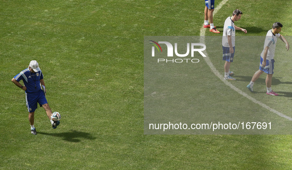 (140704) -- BRASILIA, July 4, 2014 () -- Argentina's coach Alejandro Sabella (L) plays with a ball during a training session in Brasilia, Br...