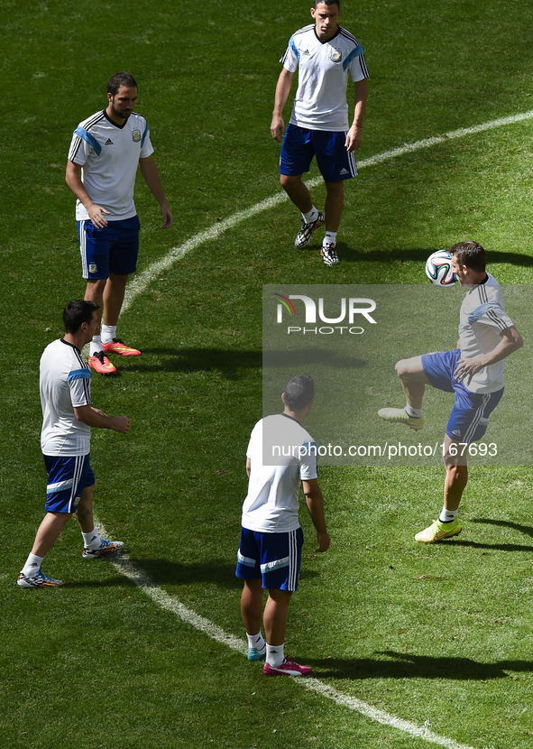 (140704) -- BRASILIA, July 4, 2014 () -- Argentina's players are seen during a training session in Brasilia, Brazil, on July 4, 2014, ahead...