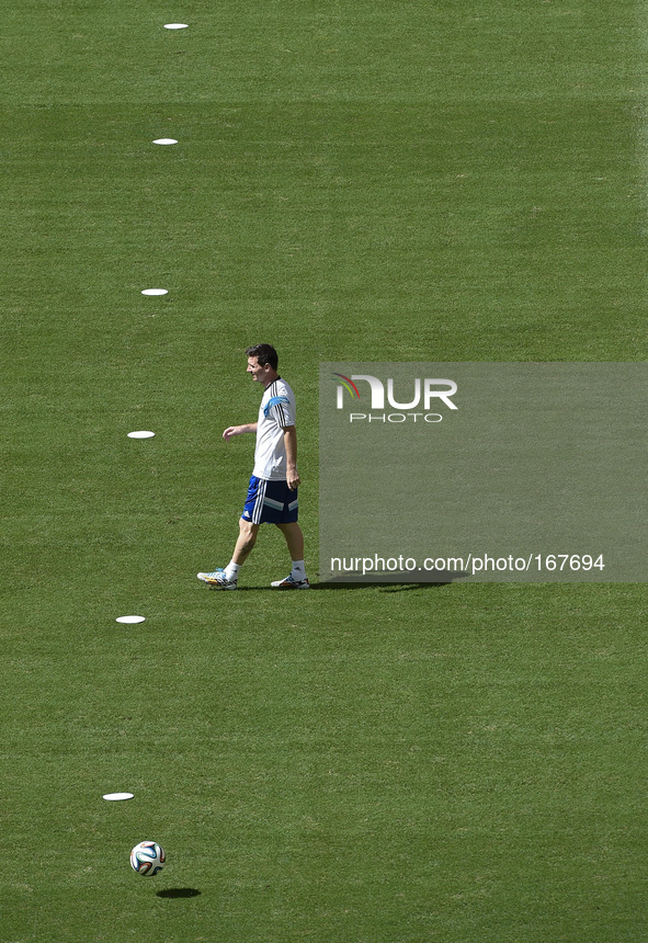 (140704) -- BRASILIA, July 4, 2014 () -- Argentina's Lionel Messi is seen during a training session in Brasilia, Brazil, on July 4, 2014, ah...