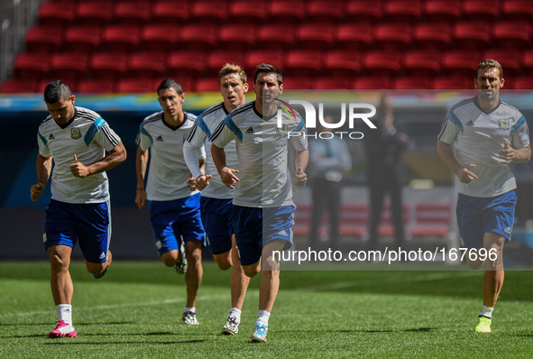 (140704) -- BRASILIA, July 4, 2014 () -- Argentina's Lionel Messi (4th L) warms up with his teammates during a training session in Brasilia,...