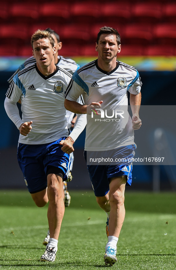 (140704) -- BRASILIA, July 4, 2014 () -- Argentina's Lionel Messi (R) warms up during a training session in Brasilia, Brazil, on July 4, 201...