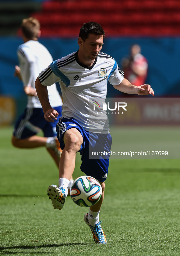 (140704) -- BRASILIA, July 4, 2014 () -- Argentina's Lionel Messi controls the ball during a training session in Brasilia, Brazil, on July 4...