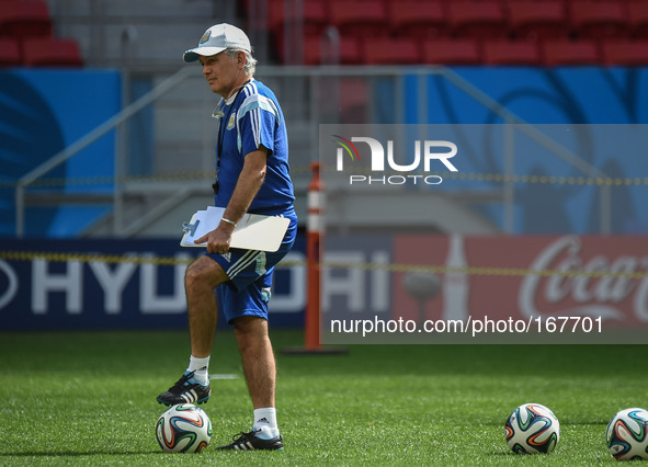 (140704) -- BRASILIA, July 4, 2014 () -- Argentina's coach Alejandro Sabella looks on during a training session in Brasilia, Brazil, on July...