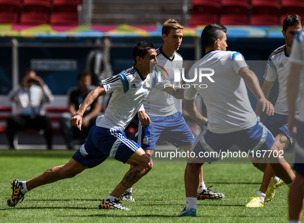 (140704) -- BRASILIA, July 4, 2014 () -- Argentina's Angel Di Maria (1st L) runs during a training session in Brasilia, Brazil, on July 4, 2...