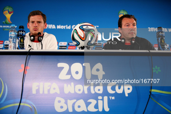 (140704) -- BRASILIA, July 4, 2014 () -- Belgium's Jan Vertonghen (L) and coach Marc Wilmots attend a press conference in Brasilia, Brazil,...
