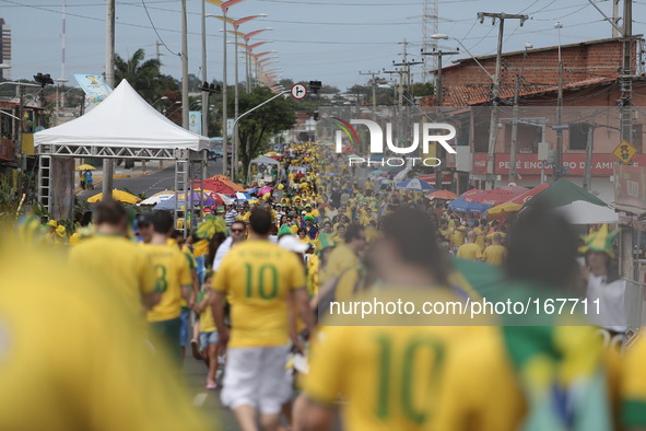 (140704) -- FORTALEZA, July 4, 2014 () -- Brazil's fans arrive at the Estadio Castelao Stadium where a quarter-finals match between Brazil a...