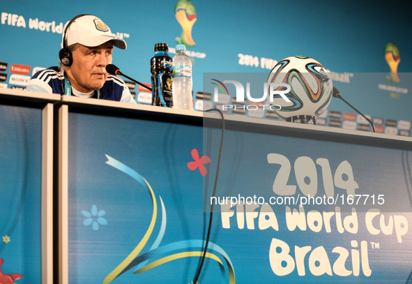 (140704) -- BRASILIA , July 4, 2014 () -- Argentina's coach Alejandro Sabella attends a press conference in Brasilia, Brazil, on July 4, 201...