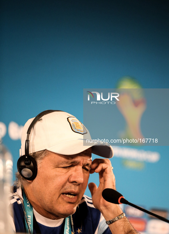(140704) -- BRASILIA , July 4, 2014 () -- Argentina's coach Alejandro Sabella speaks at a press conference in Brasilia, Brazil, on July 4, 2...