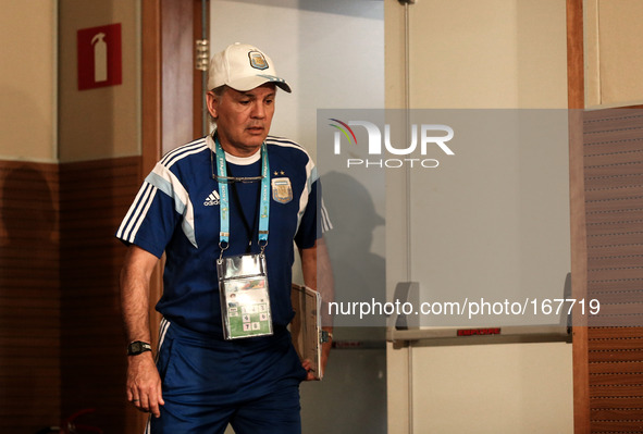 (140704) -- BRASILIA , July 4, 2014 () -- Argentina's coach Alejandro Sabella walks to attend a press conference in Brasilia, Brazil, on Jul...