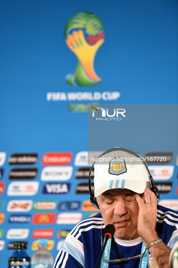 (140704) -- BRASILIA , July 4, 2014 () -- Argentina's coach Alejandro Sabella attends a press conference in Brasilia, Brazil, on July 4, 201...