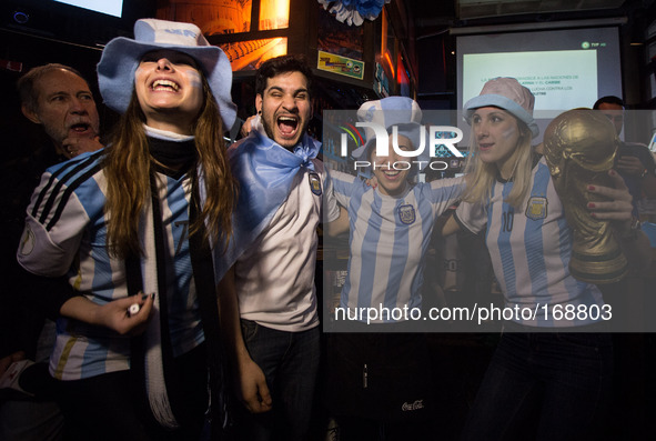 (140705) -- BUENOS AIRES, July 5, 2014 () -- Argentina's fans cheer while watching a quarter-finals match between Argentina and Belgium of 2...
