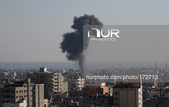 Smoke rises after an attack of Israeli aircraft in Gaza City on 10 July 2014. 