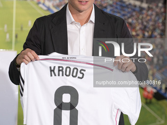 Real Madrid's new signing German midfielder Toni Kroos waves during his presentation for the next six seasons at Santiago Bernabeu stadium,...