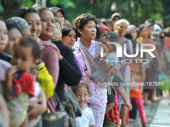 Indonesian peoples que to receive 'zakat', a rice donation to the poor by wealthy Muslims, during last week the holy month of Ramadan in Sur...