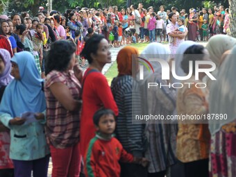 Indonesian peoples que to receive 'zakat', a rice donation to the poor by wealthy Muslims, during last week the holy month of Ramadan in Sur...